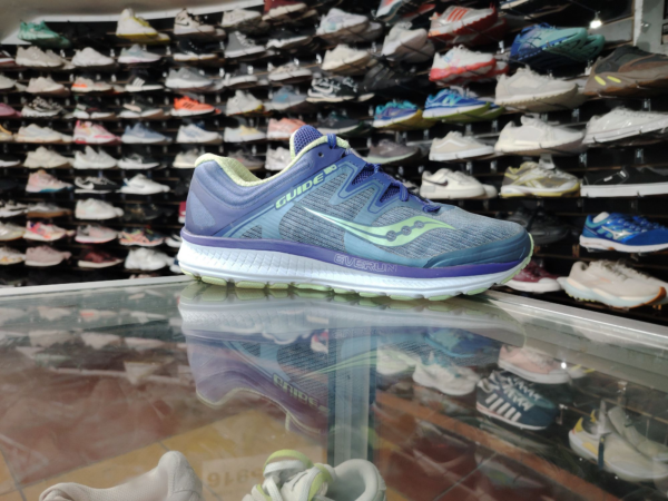 Saucony para dama. Talla 9.5