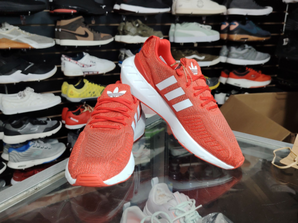 Adidas Swift Run. Talla 7.5 - Imagen 2