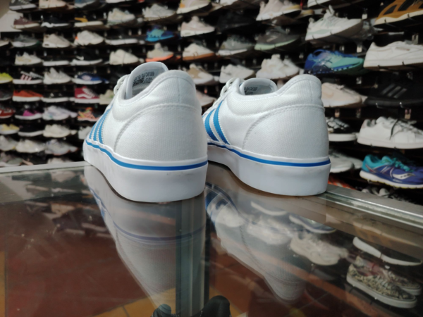 Adidas. Talla 9.5 - Imagen 3