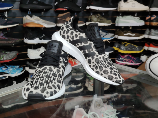 Adidas leopardo. Talla 6.5 - Imagen 2