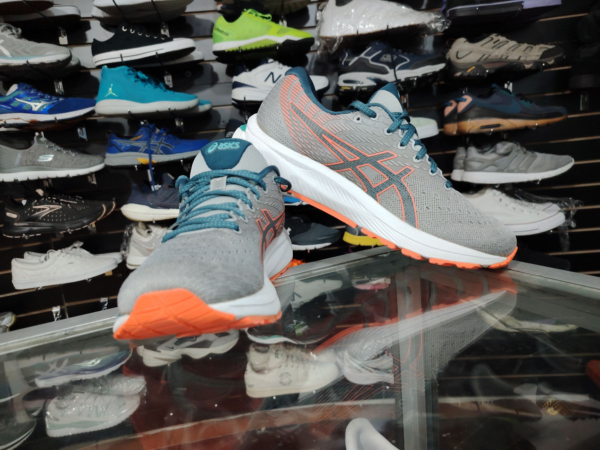Asics. Talla 7.5 - Imagen 2