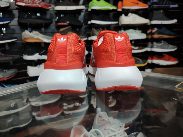 Adidas Swift Run. Talla 7.5 - Imagen 3