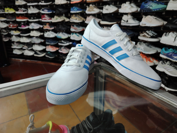 Adidas. Talla 9.5 - Imagen 2