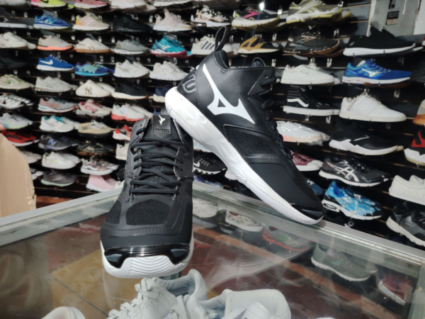 Mizuno Wave Momentum. Talla 9.5 - Imagen 2