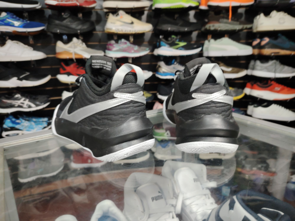 Nike Team Hustle. Talla 7 - Imagen 3