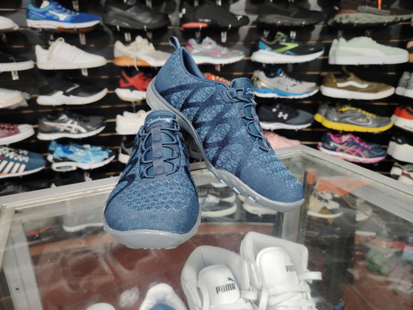 Skechers relaxed Fit. talla 6.5 - Imagen 2