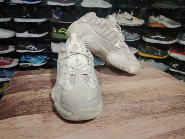 Adidas Yeezy 500. Talla 8.5 - Imagen 2