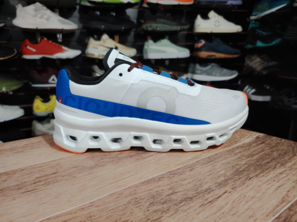 On Cloud Monster. Talla 10