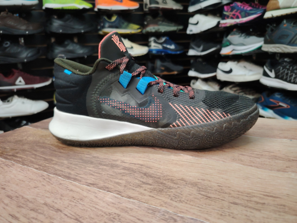 Nike Kyrie. Talla 10