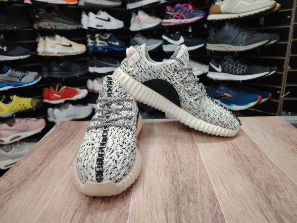 Adidas Yeezy  Talla 7.5 - Imagen 2