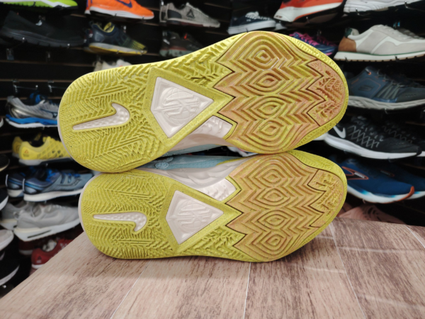 NIke Kirie CV