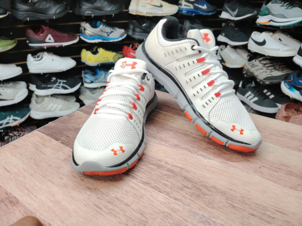 Under Armour micro limitless tr 2. Talla 9