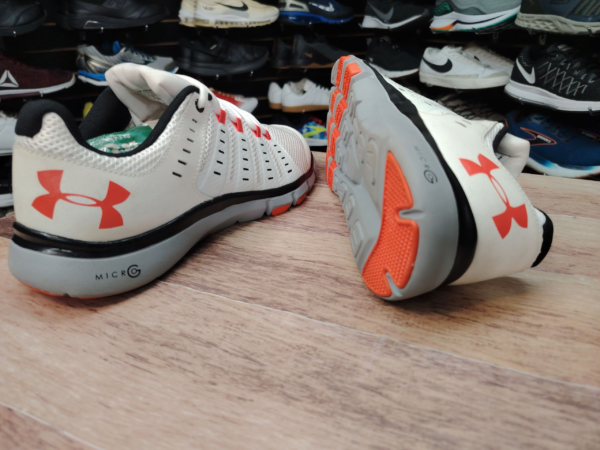 Under Armour micro limitless tr 2. Talla 9