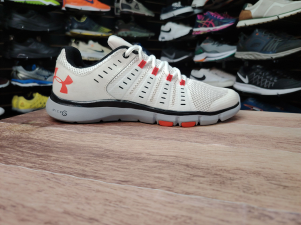 Under Armour micro limitless tr 2. Talla 9