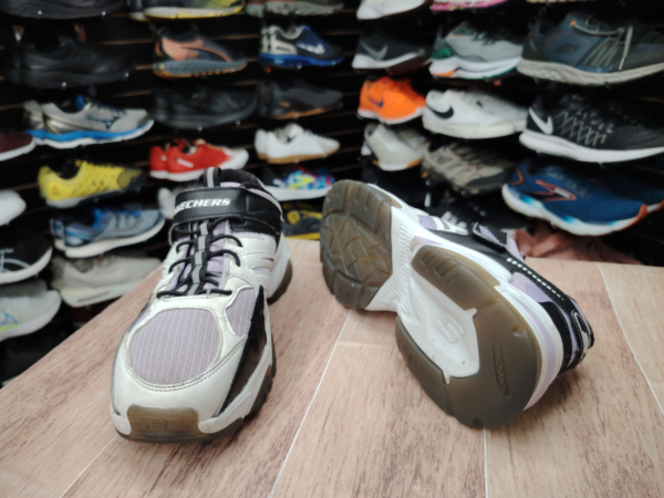 Skechers. Talla 5 - Imagen 3