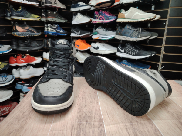 Nike Air Jordan 1 High. Talla 8.5 - Imagen 3