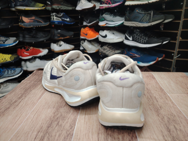 Nike Journey Run. Talla 6.5