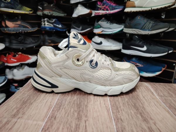 Adidas. Talla 5.5