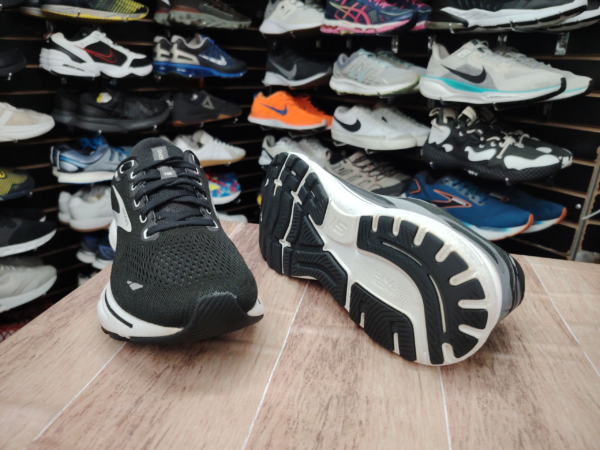 Brooks. Talla 8.5