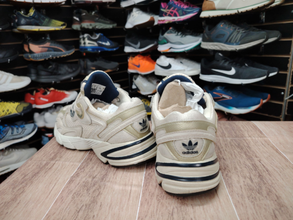 Adidas. Talla 5.5