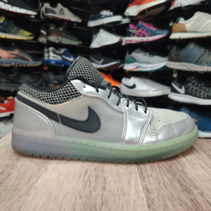 Jordan 1 Low Toggle Plateado. Talla 7.5
