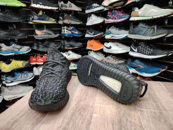 Adidas Yeezy 350 Talla 6.5 - Imagen 3