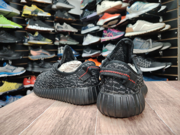Adidas Yeezy 350 Talla 6.5 - Imagen 2