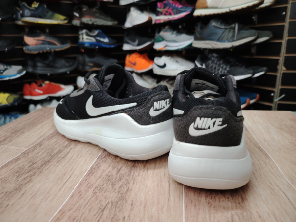 Nike. Talla 6.5