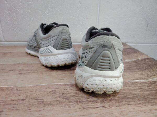 Brooks. Talla 7.5