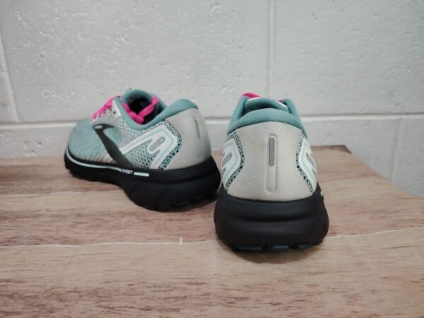 Brooks. Talla 8 25cm