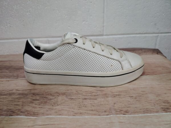 Skechers. Talla 6, 23cm.