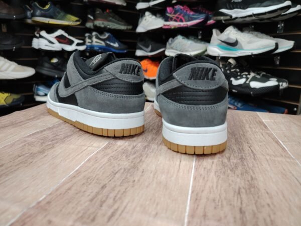 Nike Dunk Low.