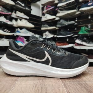 Nike Talla 4.5 23.5cm