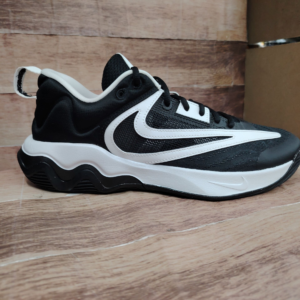 Nike Giannis Immortality 3 basketball shoe in a black Talla 10.5 28.5cm