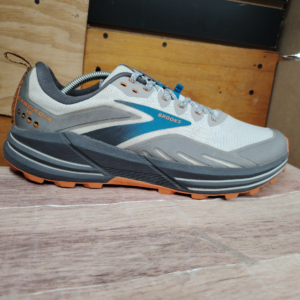 Brooks Cascadia 16 trail running. Talla 12.5, 30.5cm
