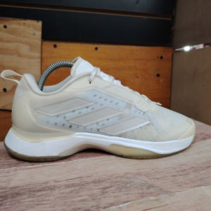 Adidas Avacourt Talla 8.5 25.5cm