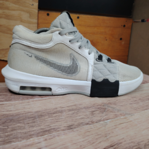 Nike LeBron Witness8 basketball. Talla 10.5