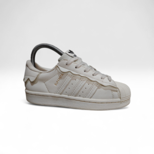 Adidas Superstar.