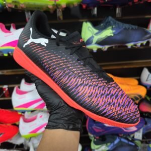 PUMA Future 8 Play. Tacos de futbol Sala lizo. Talla 10, 28cm.